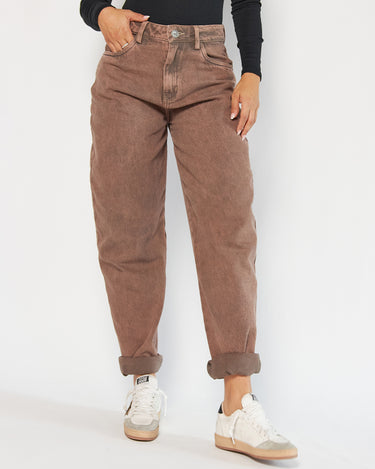 JEAN MUJER BALLOON TIRO ALTO COLOR CHOCOLATE SILUETA SEMIAJUSTADA