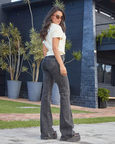 JEAN MUJER FLARE TIRO ALTO COLOR NEGRO SILUETA SEMIAJUSTADA