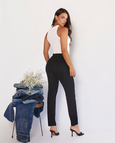 JEAN MUJER MOMFIT TIRO ALTO COLOR NEGRO SILUETA SEMIAJUSTADA
