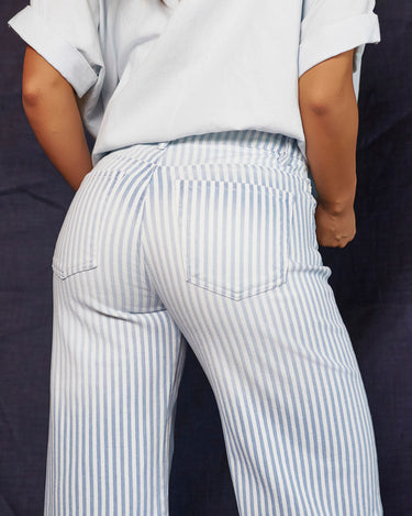 JEANS MUJER WIDE LEG TIRO ALTO BICOLOR RAYAS AZUL CLARO / BLANCO SILUETA AMPLIA