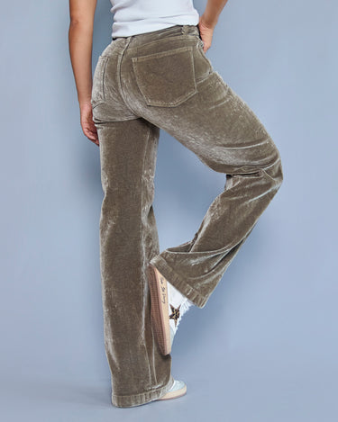 PANTALON BOTA RECTA TIRO ALTO COLOR CAFE SILUETA SEMIAJUSTADA