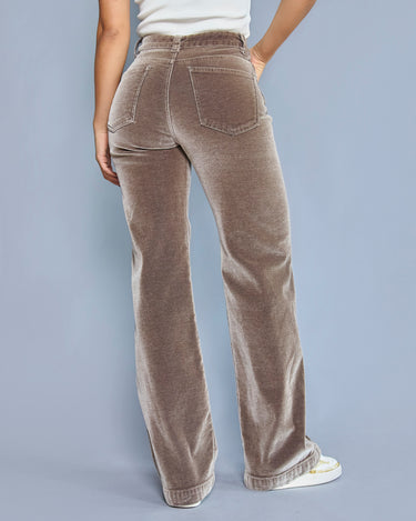 PANTALON BOTA RECTA TIRO ALTO COLOR MARRON SILUETA SEMIAJUSTADA
