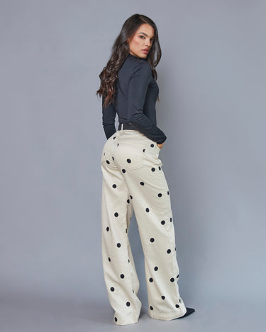 PANTALÓN MUJER WIDE LEG TIRO ALTO ESTAMPADO LUNARES COLOR IVORY SILUETA AMPLIA