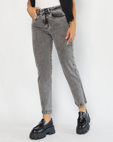 JEANS MUJER MOMFIT TIRO ALTO COLOR GRIS SILUETA SEMIAJUSTADA