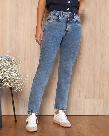 JEAN MUJER MOMFIT TIRO ALTO COLOR AZUL MEDIO SILUETA SEMIAJUSTADO