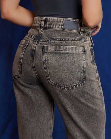 JEAN MUJER BAGGY TIRO ALTO COLOR NEGRO SILUETA SEMIAJUSTADA