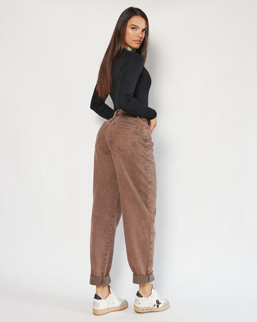 JEAN MUJER BALLOON TIRO ALTO COLOR CHOCOLATE SILUETA SEMIAJUSTADA