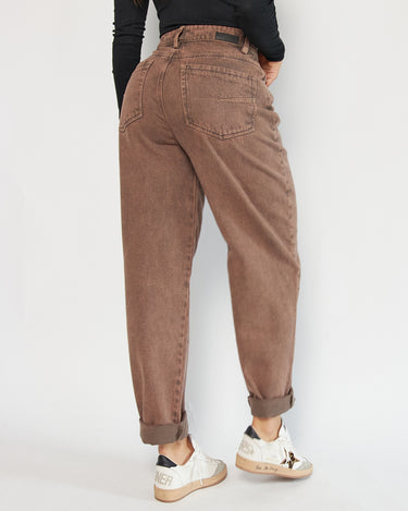 JEAN MUJER BALLOON TIRO ALTO COLOR CHOCOLATE SILUETA SEMIAJUSTADA