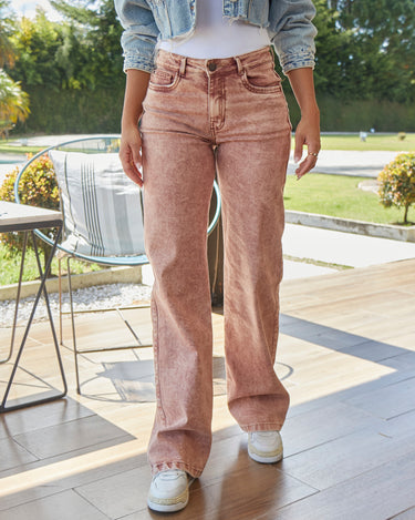 JEAN MUJER BOTA RECTA TIRO ALTO COLOR GRANATE SILUETA SEMIAJUSTADA
