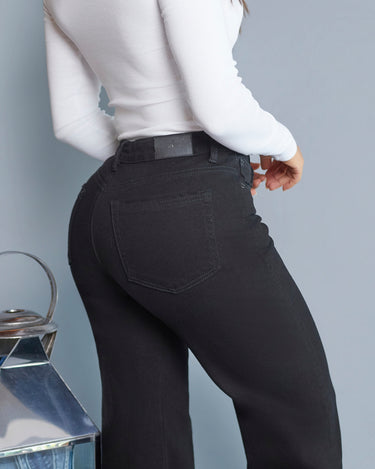 JEAN MUJER BOTA RECTA COLOR NEGRO SILUETA SEMIAJUSTADA