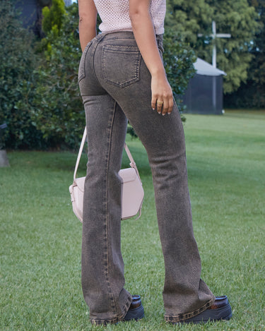 JEAN MUJER FLARE TIRO ALTO COLOR CHOCOLATE SILUETA SEMIAJUSTADA