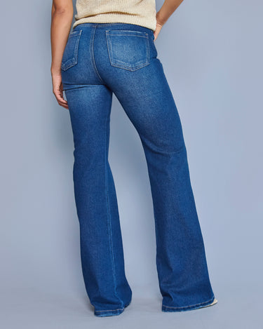 JEAN MUJER FLARE TIRO ALTO  COLOR AZUL OSCURO SILUETA SEMIAJUSTADA