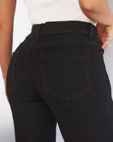 JEAN MUJER MOMFIT TIRO ALTO COLOR NEGRO SILUETA SEMIAJUSTADA