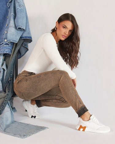 JEAN MUJER SKINNY TIRO ALTO COLOR MARRON SILUETA AJUSTADA