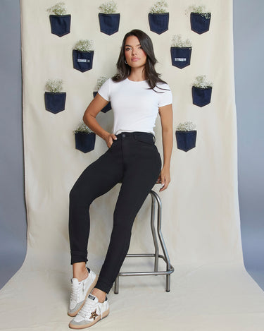 JEAN MUJER SKINNY TIRO ALTO COLOR NEGRO SILUETA AMPLIA