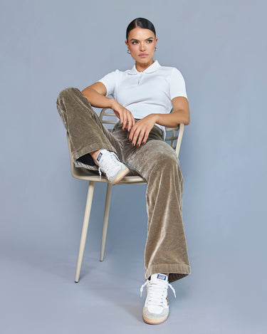 PANTALON BOTA RECTA TIRO ALTO COLOR CAFE SILUETA SEMIAJUSTADA