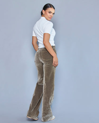 PANTALON BOTA RECTA TIRO ALTO COLOR CAFE SILUETA SEMIAJUSTADA