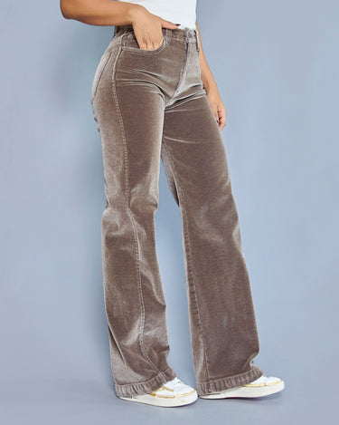 PANTALON BOTA RECTA TIRO ALTO COLOR MARRON SILUETA SEMIAJUSTADA
