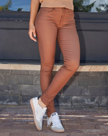 PANTALÓN MUJER SKINNY TIRO ALTO COLOR CAFE SILUETA AJUSTADA